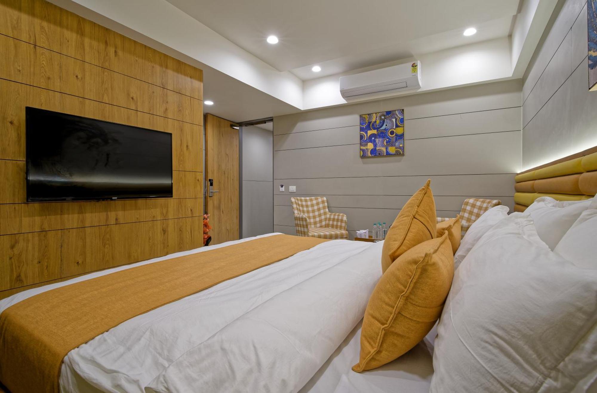 Hotel Lake Point Ahmedabad Exterior foto